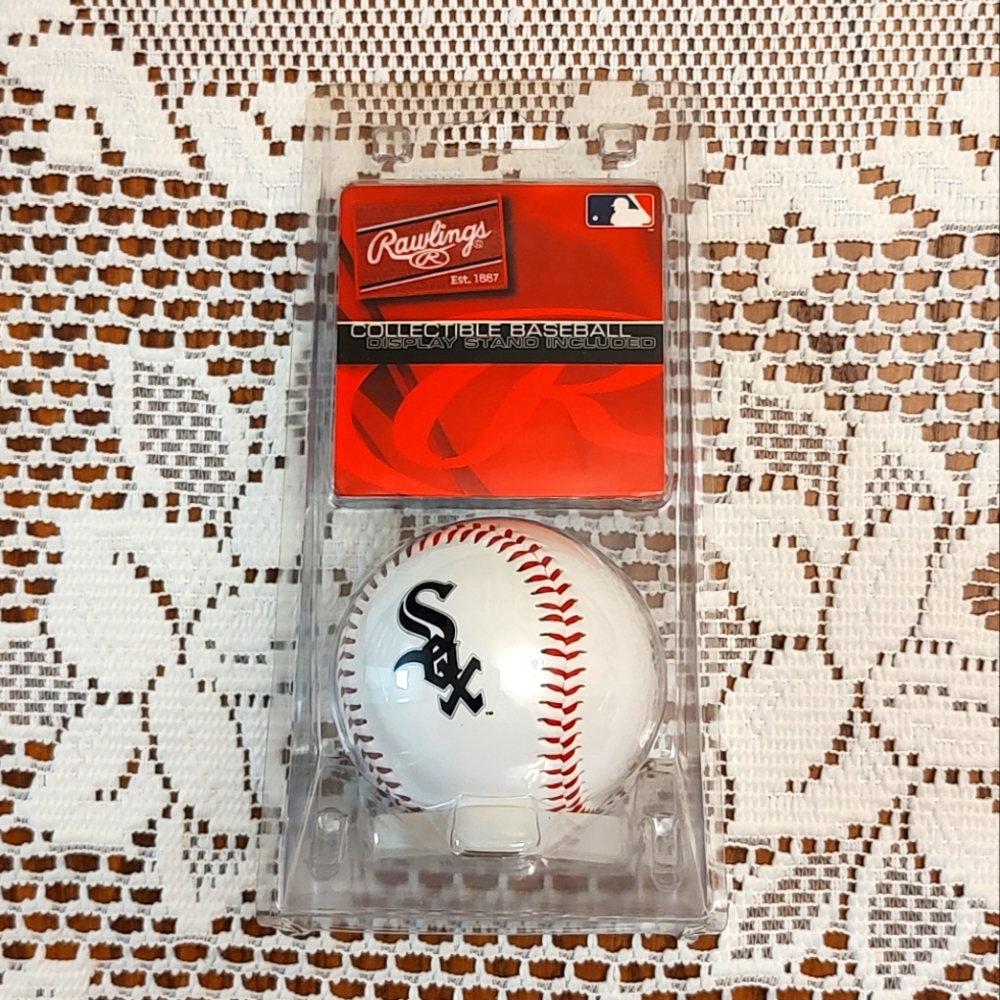 NEW Rawlings Chicago White Sox Baseball with Display Stand MLB Fan Collectible